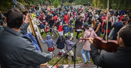 Tánccal, énekkel telt a péntek délelőtt a Napocskás szüreti felvonuláson